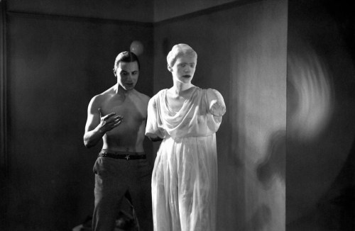 Lee Miller as a statue in Jean Cocteau&rsquo;s Blood of a Poet