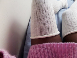 sockdreams:  aroundtheworldin39minutes:  Urgh why does it feel like winter already?  ❄ ❄ ❄  Ft. Taobao sweater and supppperr long Socks by sockdreams   Ig: jjangpotato  We’re jealous, it still feels like summer over here. We’d give anything