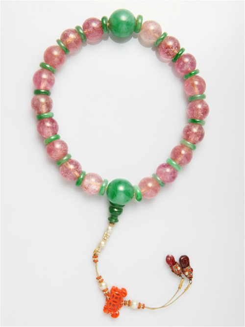 Buddhism jade beads of empresses in Qing dynasty collected by Palace Museum via 故宫博物院.