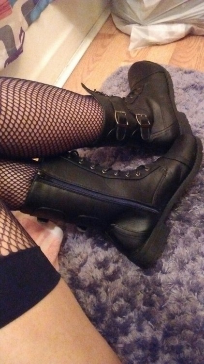 juniperswift:  Got some new boots so had to take some pics for you guys!