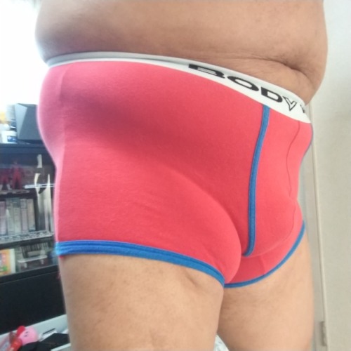 yuki-gay-gmpd: おはようございます(*^▽^*) 今日のパンツはBODY WILDの赤のボクサーパンツです。今日もとても暑いです。熱中症に注意して水分と塩分の補給を忘れずに今日もお過ごし