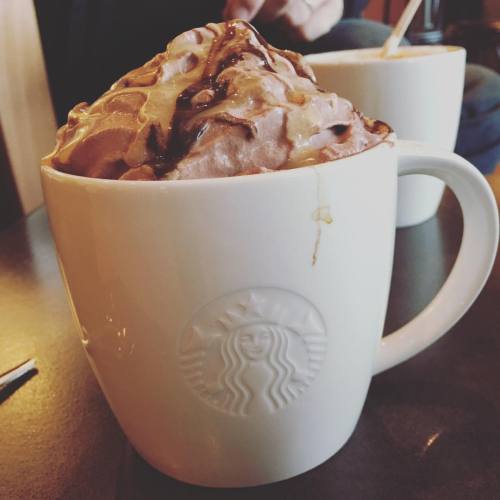 Nice cup of hot chocolate #starbucks #starbuckscoffee #blogger #blogging #hotchocolate #hotcoco (bij
