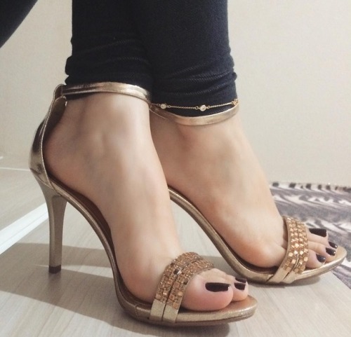 prettyfeetfan:Elegant high heels once more. :)Do you want some videos? The anklet tells a tale! To t