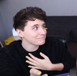 phan-toast:  phan-toast:Dan’s nails are looking prime™   so I thought this was necessary Here’s some Phil too because he’s as equally important and would look banging with painted nails