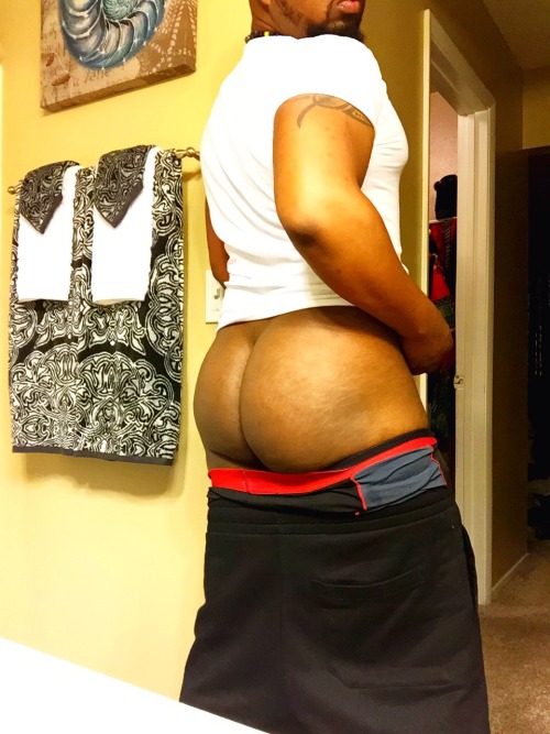 anthonyloganxxx: Just keep squatting.  Cakes looking great!  Losing weight, cake still #Heavy!