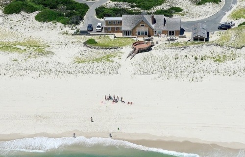 zooophagous: micdotcom: Chris Christie and family photographed relaxing on beach he closed to the pu