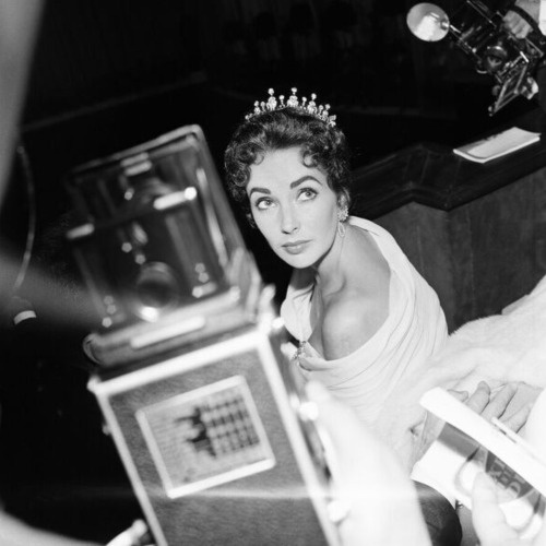 Elizabeth Taylor and husband Mike Todd at the 10th Cannes Film Festival in 1957.Elizabeth’s diamond 