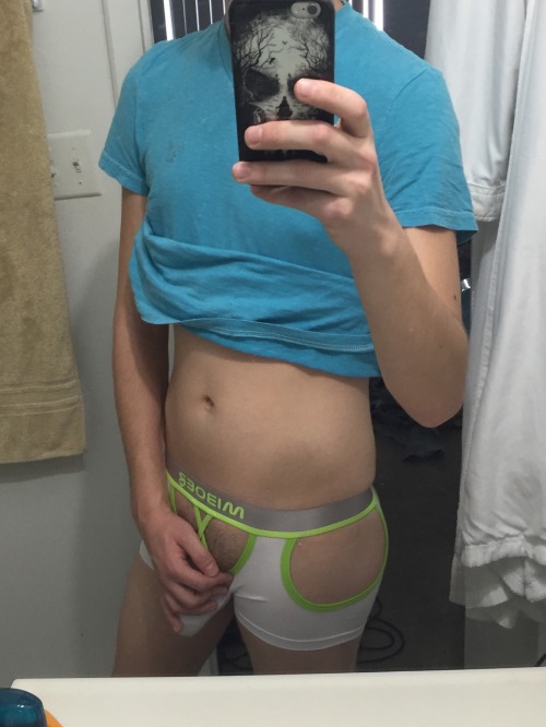 atwinkandhisundies:  *takes naughty pics instead of cleaning room*