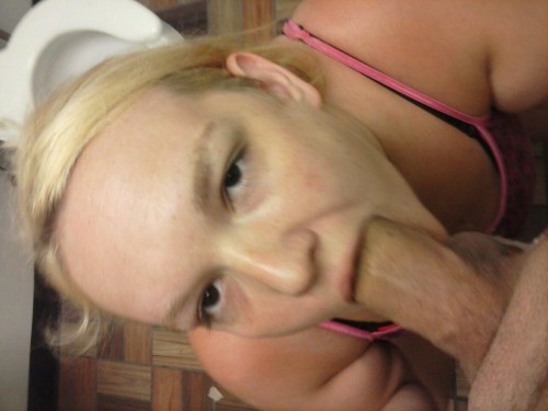 clipssxxxbabygirl:  The guy at the store up the street loves when i come in i know when i go in the bathroom he will be right behind me its even better when my husband is in the car…..xxxBellaxxx….. Daddy’s little girl
