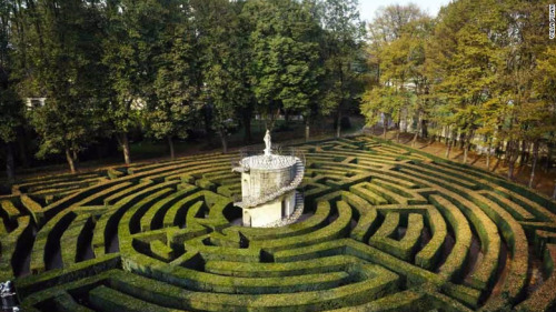 archatlas:  Labyrinths and Mazes   Villa Pisani Garden - Venice, Italy The Hampton Court Maze - London, United Kingdom Andrassy Castle - Tiszadob, Hungary  Longleat Hedge Maze - Wiltshire, United Kingdom Ashcombe Maze - Melbourne, Australia Teichland