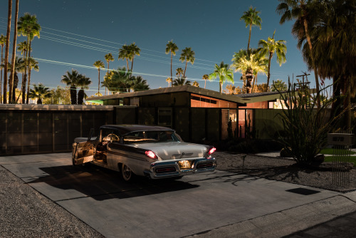 dezeen:Moonlit photographs reveal the Modernist homes of Palm Springs »