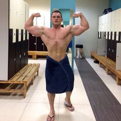 drwannabewannabe:    Vladimir Borisov cuts a dash in the locker room…