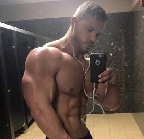 XXX cdnlifter27:  Mac Robinson   Want to be your photo