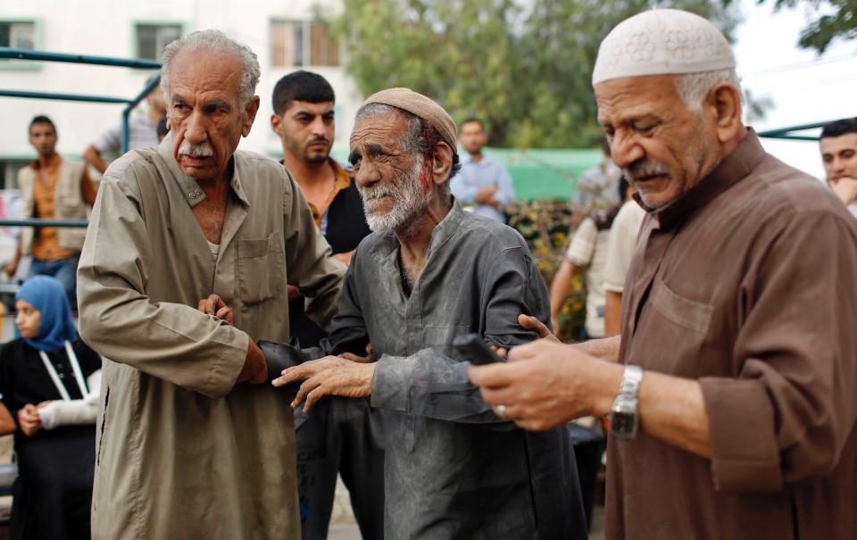 fotojournalismus:  Thousands flee Gaza’s Shujaiyah after night of terror | July