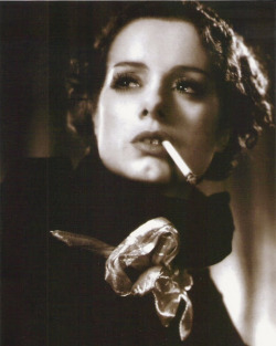 questcequecestqueca:  Elsa Lanchester 