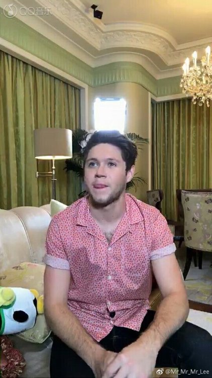 dailyniall:Niall being interviewed by Universal Music China in Singapore 7/7/17