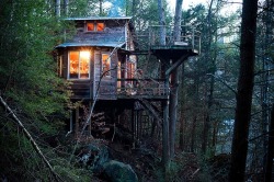 smallandtinyhomeideas:ASHEVILLE TREEHOUSE | Mike Belleme for lovebryan  It’s been just over a year since Kristen and I moved into our magical treehouse in the woods. It still feels amazing that we actually get to live somewhere so cool and staying home