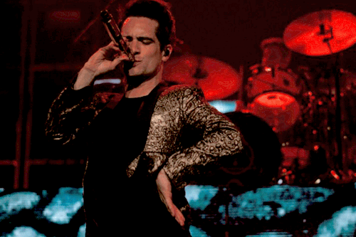 mvttmurdocks:brendon urie lookin’ so fuckin’ good with various suits. 