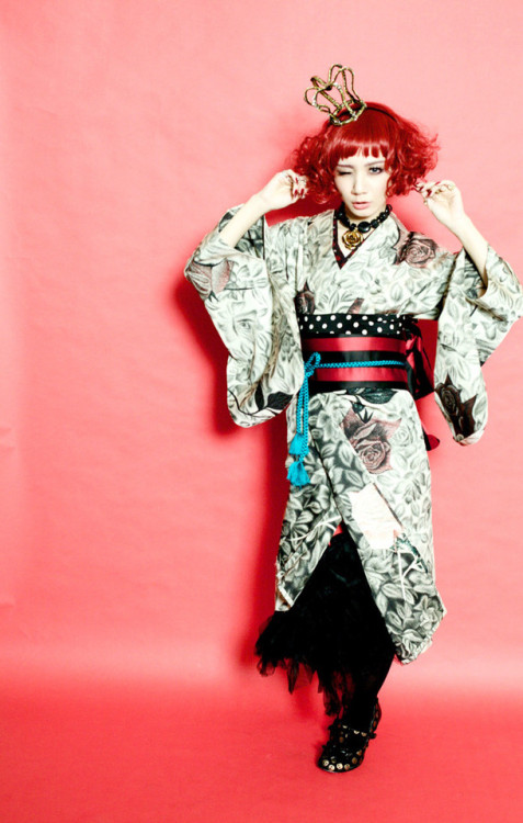 Interesting modern kimono styling by Dalineko, showing “pinned” okumi flaps, somehow mimicing how su