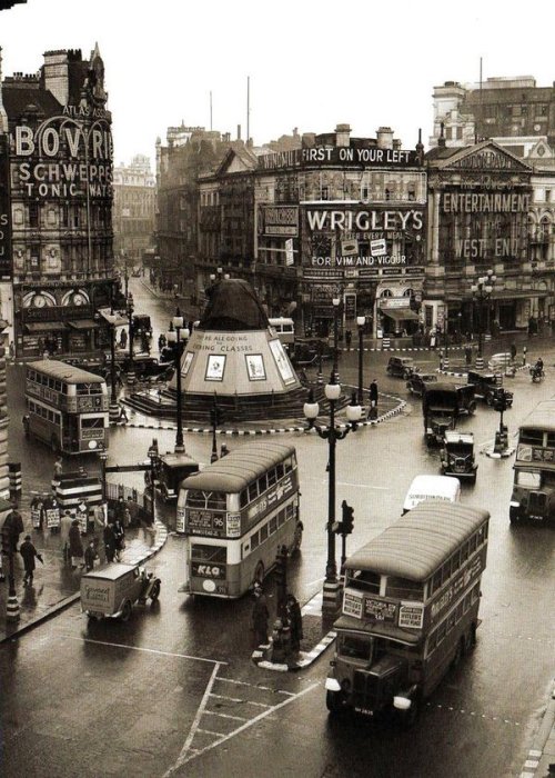 when-vintage-meets-modern: Piccadilly Square, London, 1939. Photo by S&amp;G Barratts