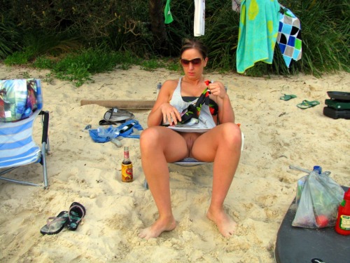 commando-gals:Beach woman pussy