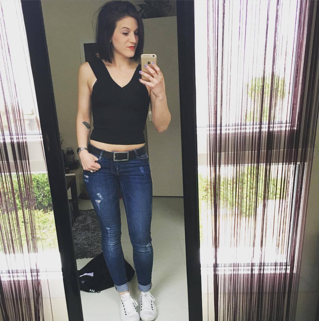 Look du jour 👕 #ootd #outfit #lookbook #top #hm #stretch #black #jean #noisymay #destroy #veromoda #baskets #converses #all #star #girl #brunette #brest (à Rue Jean-Jaurès)