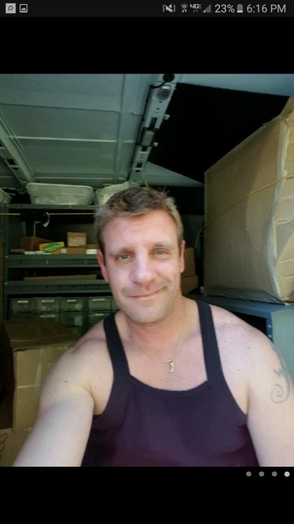str8cat-fished:  Straight daddy of the day 😍 its times like this I wish I wasnt catfishing because damn I want him to breed me!