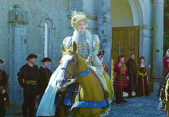 rubyhoney:♔ gorgeous outfits in the tudors [08/??]   └ jane seymour’s fur-trimmed riding dress