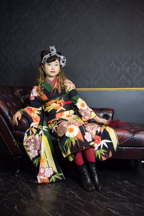 Classy taisho-roman style furisode photoshoot (seen on). I love everything in this outfit from the b