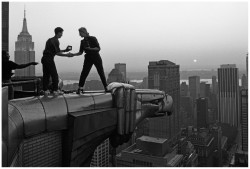 historicaltimes:  Photographer Annie Leibovitz atop the Chrysler Building, New York City, 1991 by John Loengard.