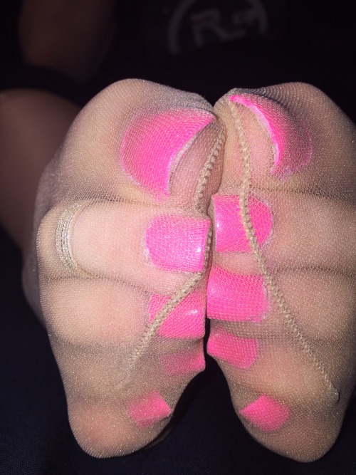 fool4toesnhose:  madisonsfeets:  Pink toes:)  …mmmmmm