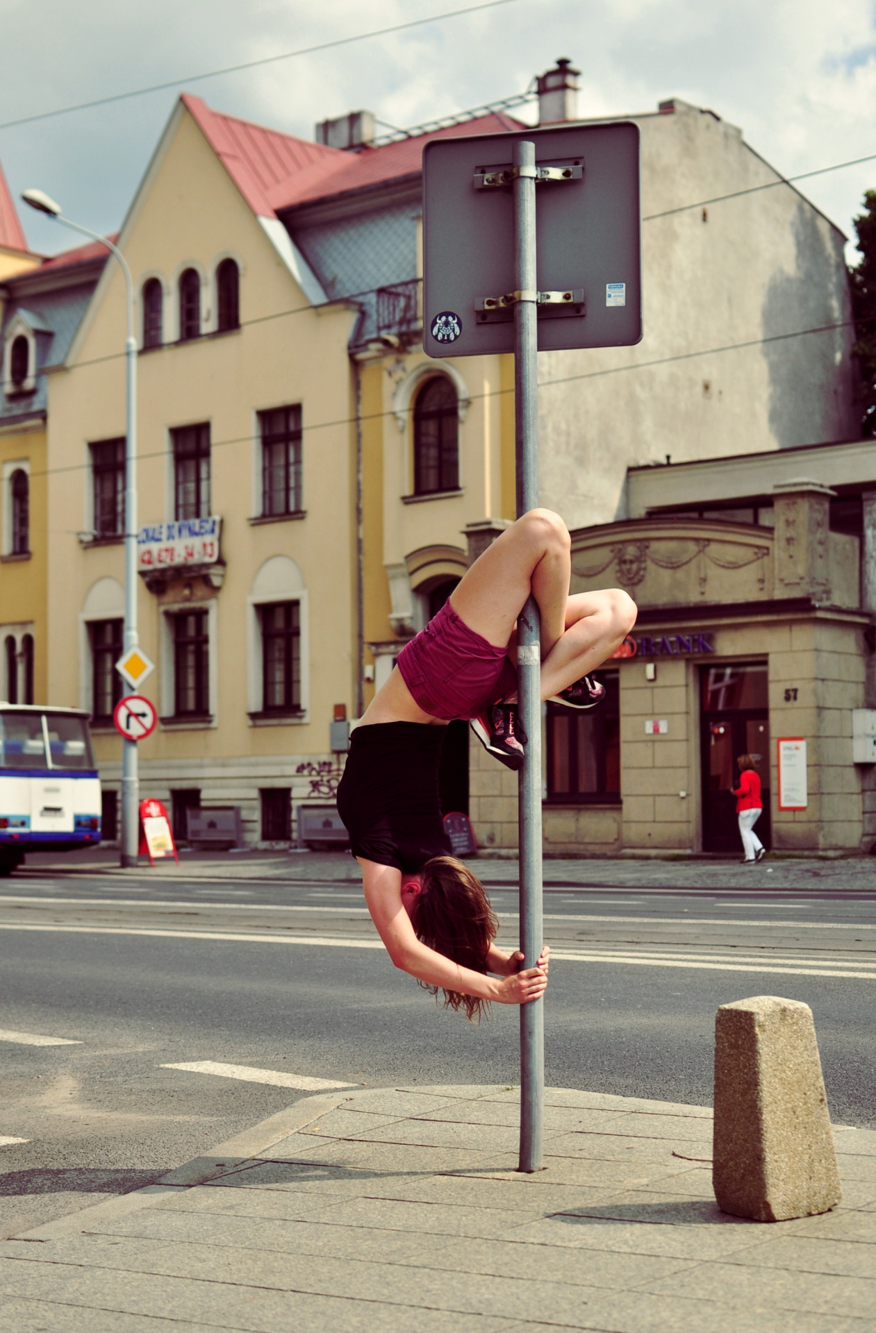i-wander-and-wonder: in-fitnessandin-health:  nopainnopolegain:  StreetPole  Impressive!