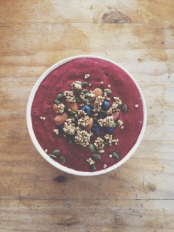 recoveringbambi:  Nourishing smoothie bowl on this lazy Sunday. {Banana, strawberries, frozen raspberries, chia seed, maca, maqui, raw cacao, flaxseed oil and almond milk} topped with blueberries, almonds, pepitas and caramelised buckinis.