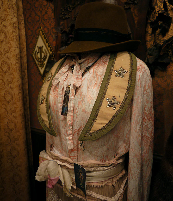 prussia-senpai:  afraidofthebathhouse:  Grimoire Almadel, Shibuya. Images via Tokyo