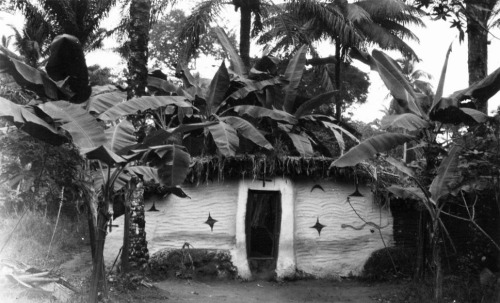 ukpuru:Igbo shrine house, Photo by Gustaf Bolinder, 1930-31.