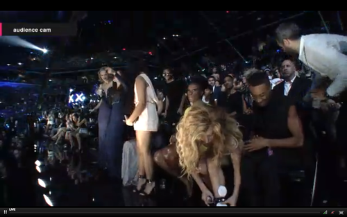 within-the-seahorses-belly:  GAGA IS JUST THERE GLUING SHELLS TO HERSELF  SHE DOESN’T CARE  SHE STUCK ONE ON HER ASS  