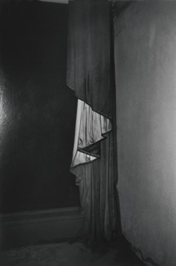 yama-bato:  DIRK BRAECKMAN °        1958, Eeklo (Belgium) Lives and works in Gent (Belgium) http://www.zeno-x.com/artists/dirk_braeckman.htm