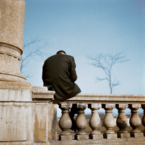 uconstruction:Vivian Maier - Man on Stone Rail, Chicago, 1956