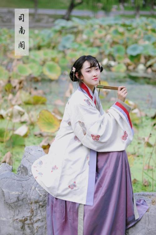 hanfugallery:  Traditional Chinese hanfu. Photo by 几乎透明的蓝. Clothes by 司南阁.