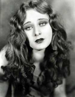 clarabows:  Dolores Costello, 1920s.  https://painted-face.com/