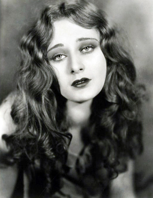 clarabows:  Dolores Costello, 1920s.  https://painted-face.com/ adult photos