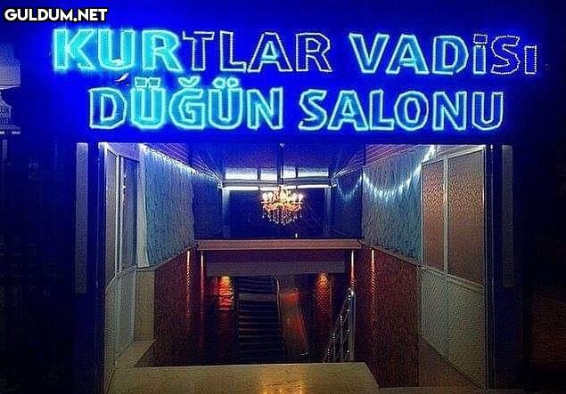 Salonu düşünen kahraman...