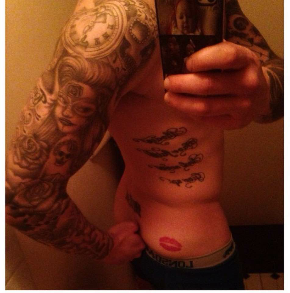 nakedguysfromkik:  Who cares Justin Bieber when u see this beauty 😍