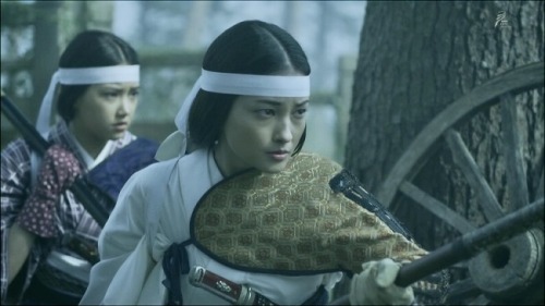 Yae No Sakura (Ep 27) by OsakadaiTakeko Nakano (Meisa Kuroki) led the Onna Musha (non-military femal