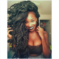 iridessence:beaubianca:  Throw🅱ack. #Crochetbraids #CrochetQueen  yoooooo