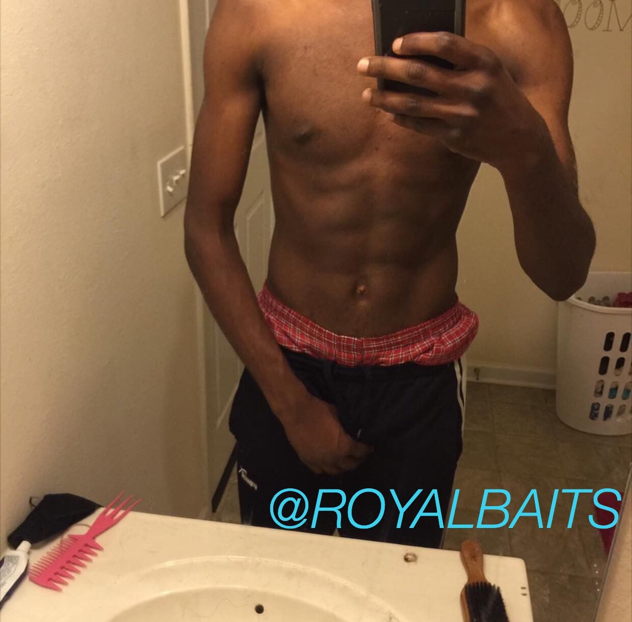 royalbaits:  Dominique Suggs . Link to his video: https://royalbaits.tumblr.com/post/156453333579/dominique-suggs-link-to-his-pictures-abc