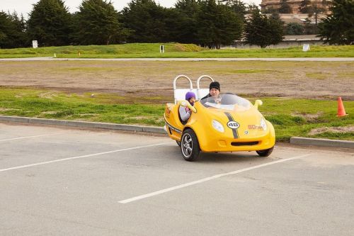 Three wheeler. #vw #beetle #volkswagen #volkswagenbeetle #yellow #yellow #threewheeler (at San Fra