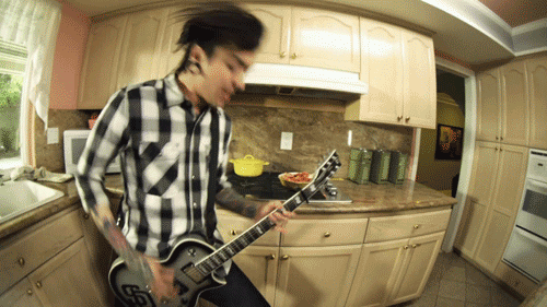 drowning-in-colors:  THE THINGS 1. Alex Gaskarth and the leg thing 2. Tony Perry