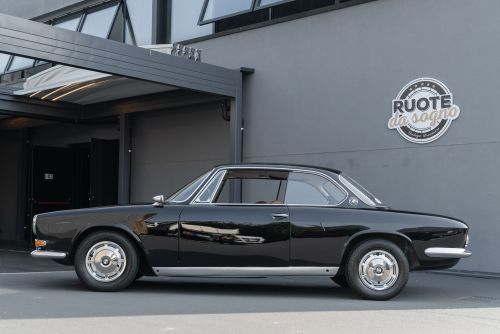 frenchcurious:BMW 3200 CS Bertone 1964. - source Ruote da sogno.