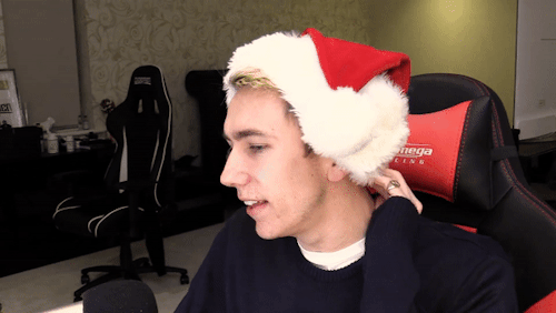 bluejeanstrash: santa baby  OMFG FUCK ME DADDY